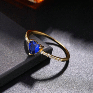 Anillo en plata de ley 925 con zafiro incrustado