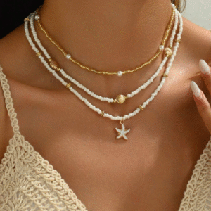 Set de 3 collares con cuentas de arroz, perla falsa y diseños de estrellas de mar y conchas en color dorado